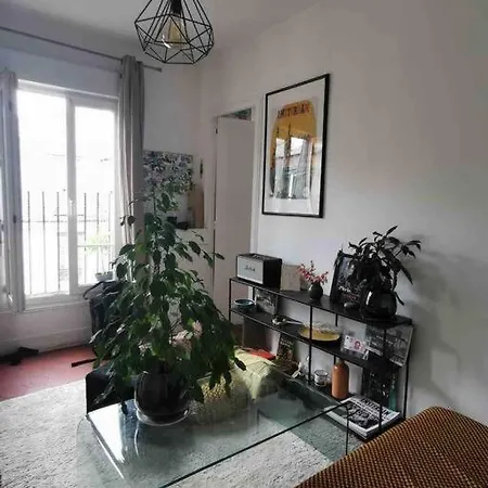 Quiet And Bright Close To Republique And Marais Apartment